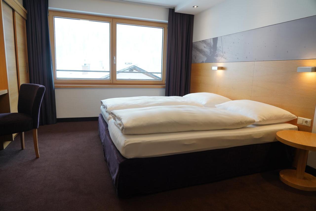 Quality Hosts Arlberg - Hotel Goldenes Kreuz B&B Sankt Anton am Arlberg Esterno foto