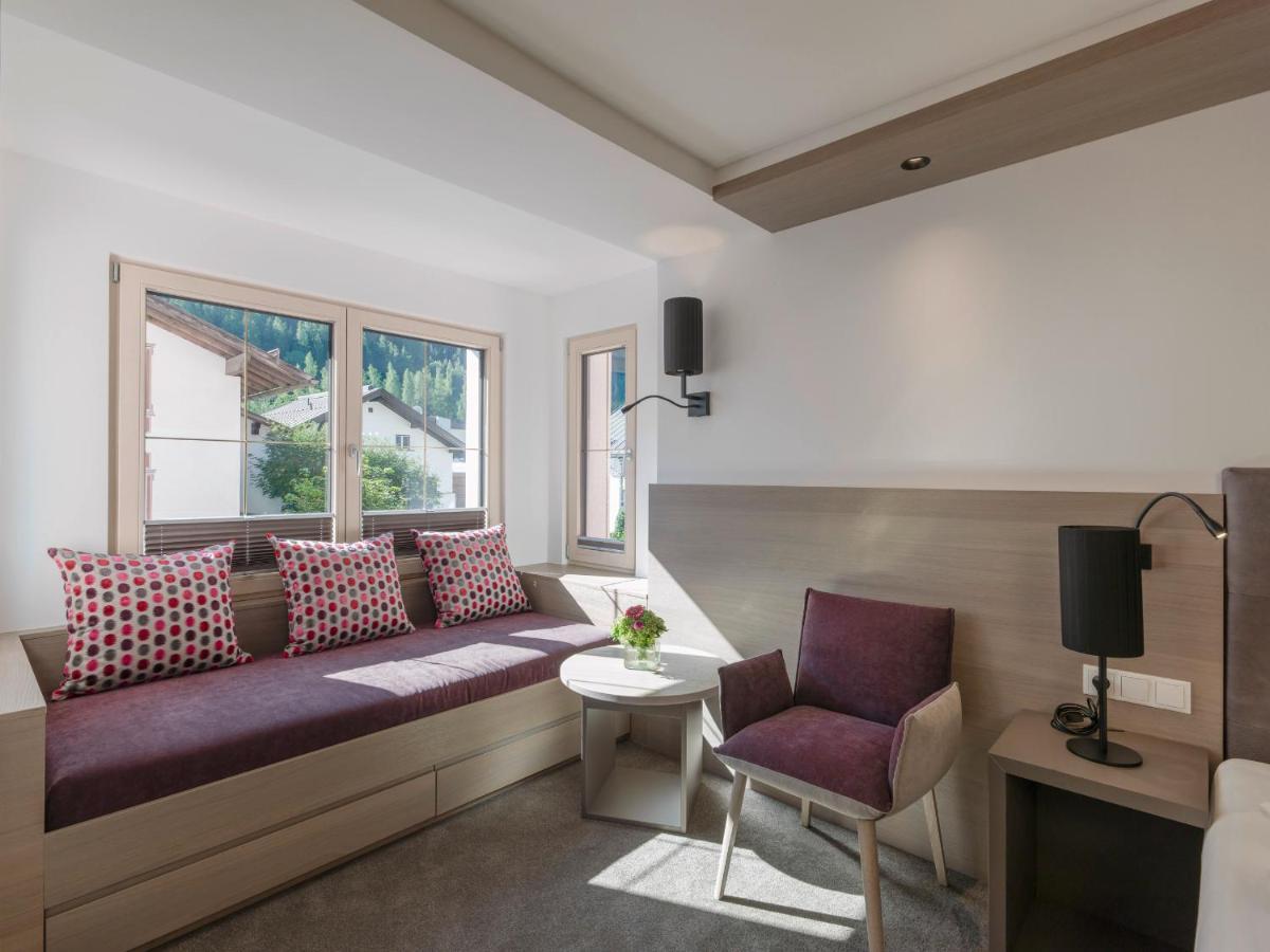 Quality Hosts Arlberg - Hotel Goldenes Kreuz B&B Sankt Anton am Arlberg Esterno foto