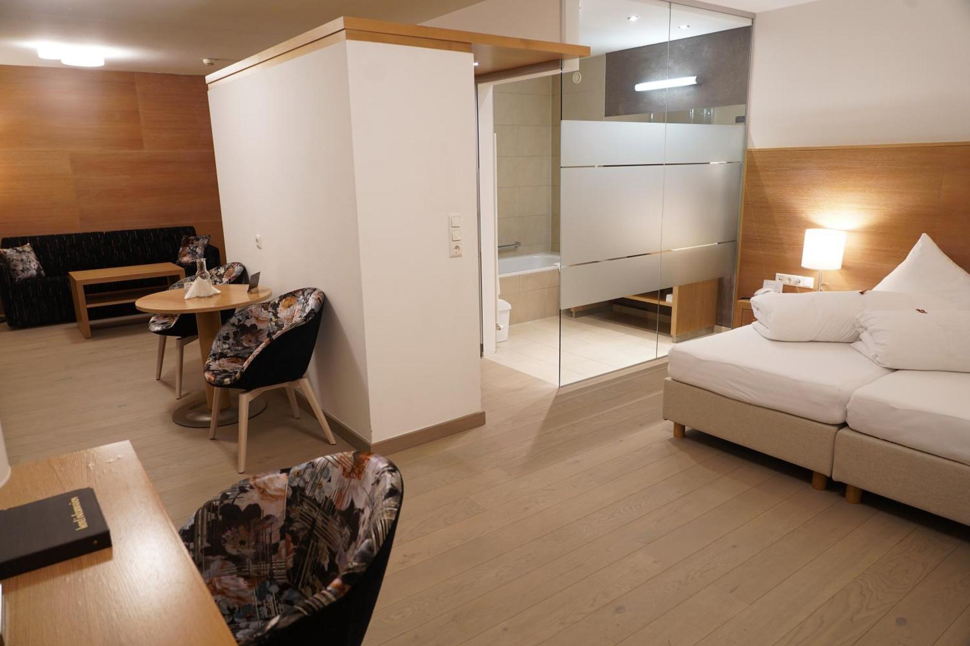 Quality Hosts Arlberg - Hotel Goldenes Kreuz B&B Sankt Anton am Arlberg Esterno foto