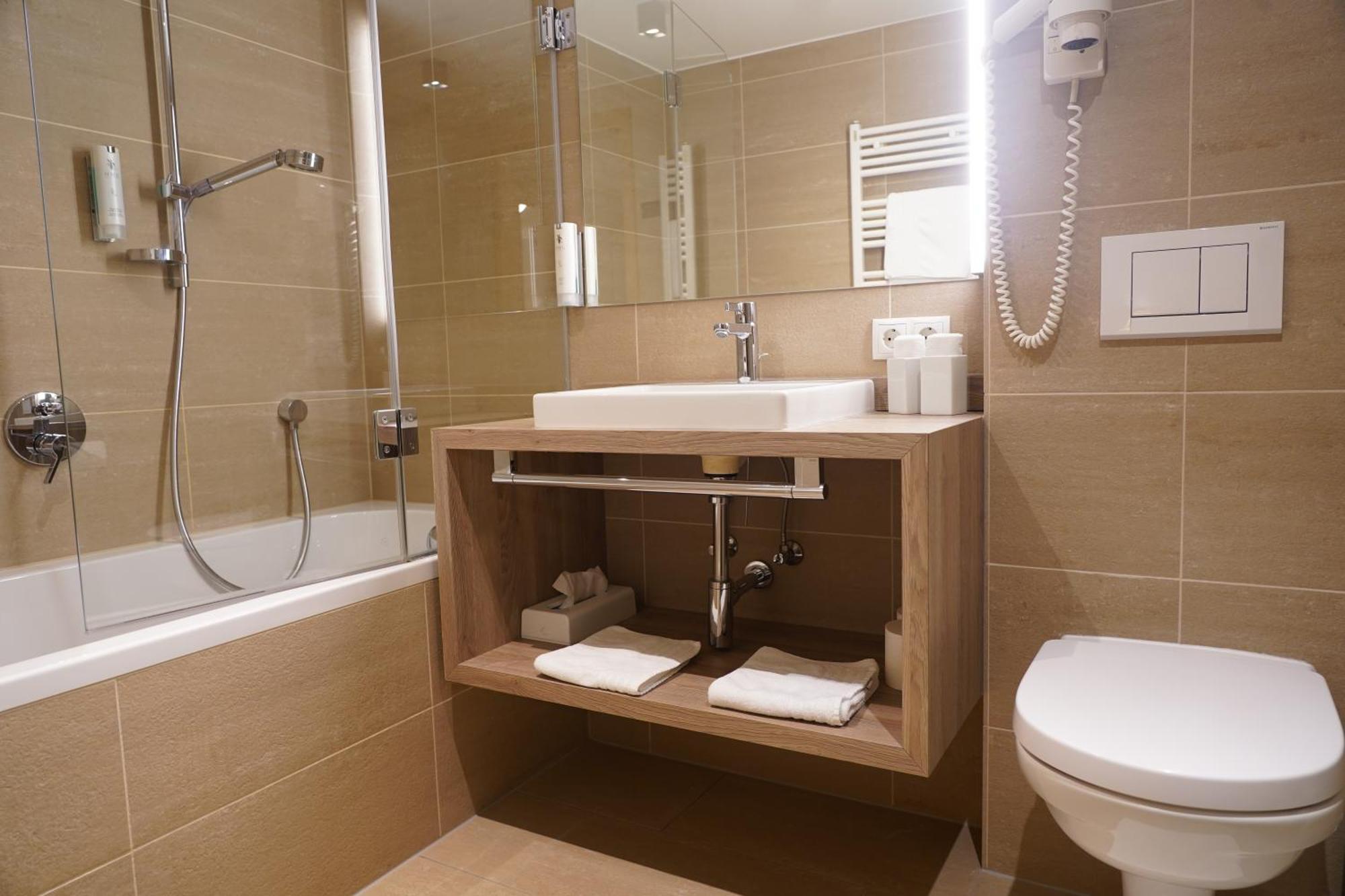 Quality Hosts Arlberg - Hotel Goldenes Kreuz B&B Sankt Anton am Arlberg Esterno foto
