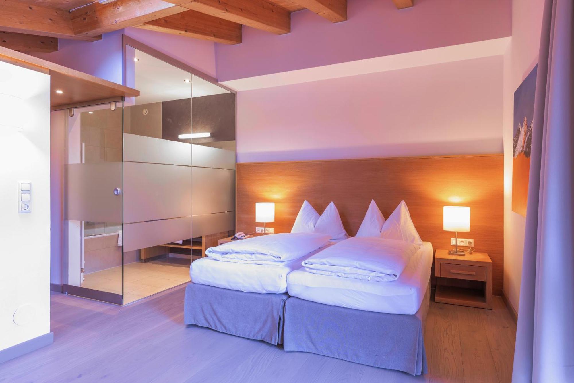 Quality Hosts Arlberg - Hotel Goldenes Kreuz B&B Sankt Anton am Arlberg Esterno foto