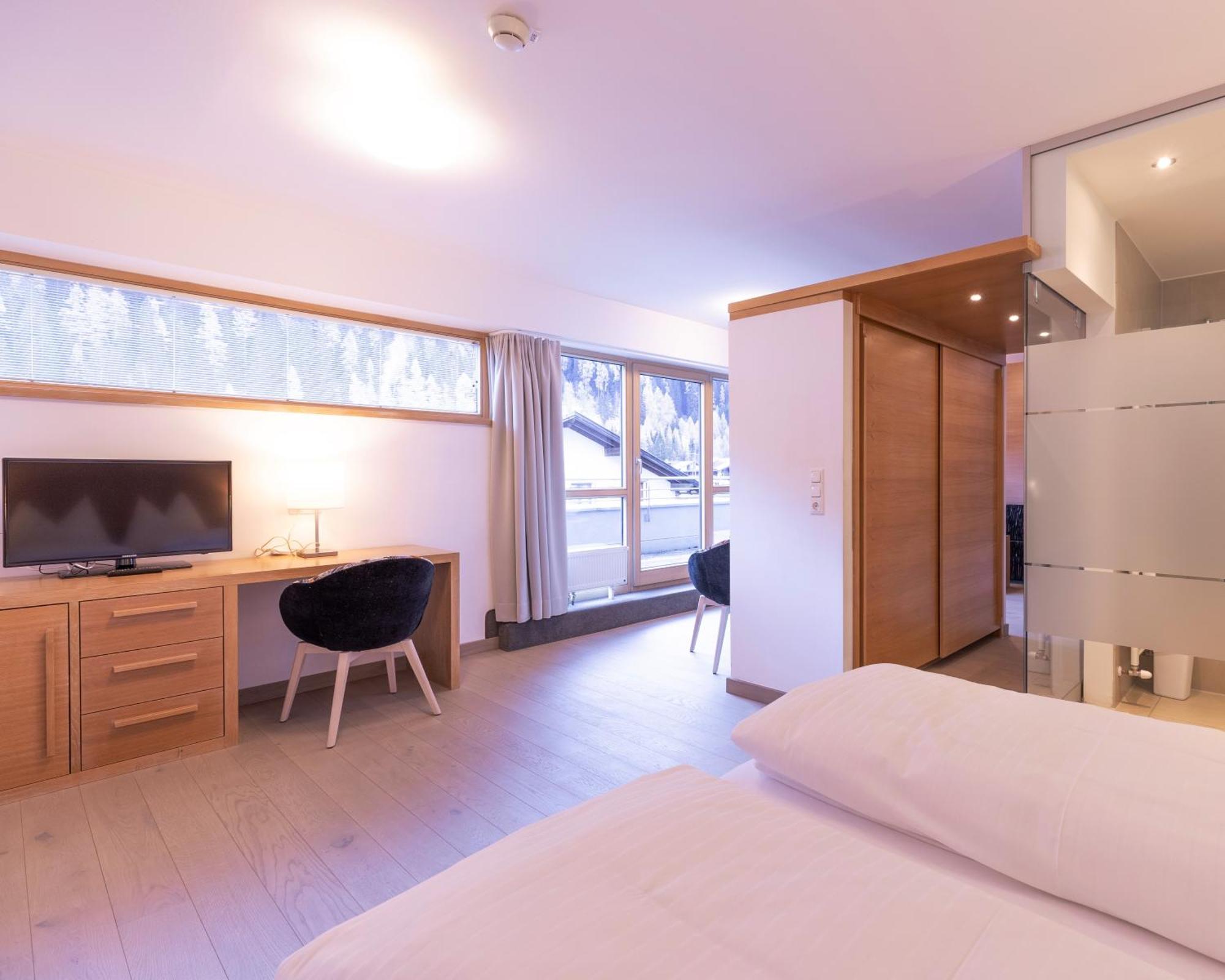 Quality Hosts Arlberg - Hotel Goldenes Kreuz B&B Sankt Anton am Arlberg Esterno foto